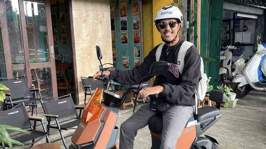 Antisipasi Kenaikan BBM, Seorang Pelaku F&B di Magelang Mulai Beralih ke Sepeda Listrik