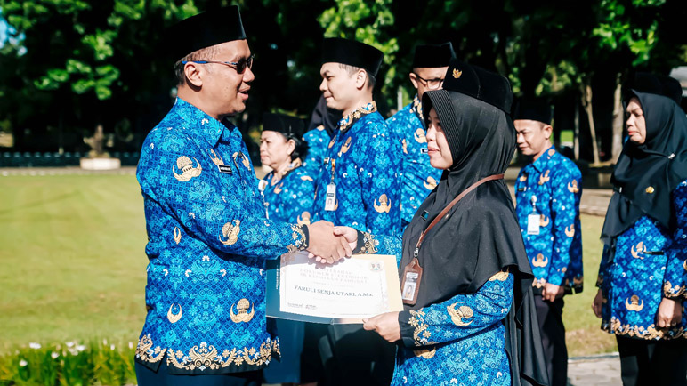 Serahkan SK Kenaikan Pangkat, Walikota Imbau ASN dan OPD Berkolaborasi dalam Mengelola Pemerintahan