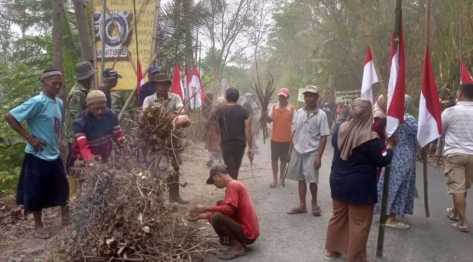 Tolak Tambang Pasir PT Anaba, Warga Sambeng Borobudur Kibarkan 355 Bendera Setengah Tiang