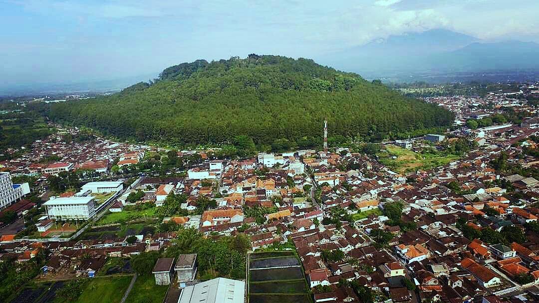 Disebut Mirip dalam Kartun Doraemon, Inilah Gunung Tidar yang jadi Wisata Unggulan di Magelang!