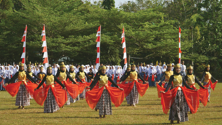 Tari Kolosal 1.100 Siswa Representasikan Perjalanan 69 Tahun SMAN 1 Purworejo