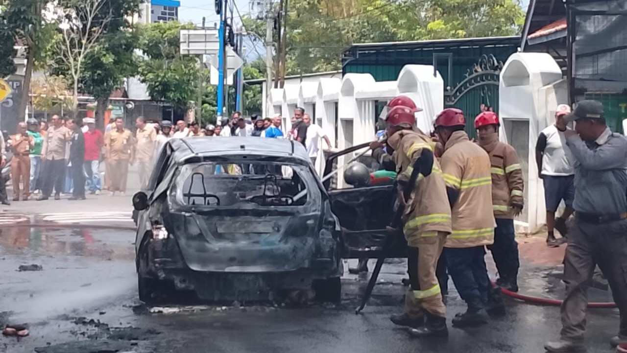 Diduga Panik, Pengemudi Tinggalkan Mobil yang Terbakar di Kota Magelang
