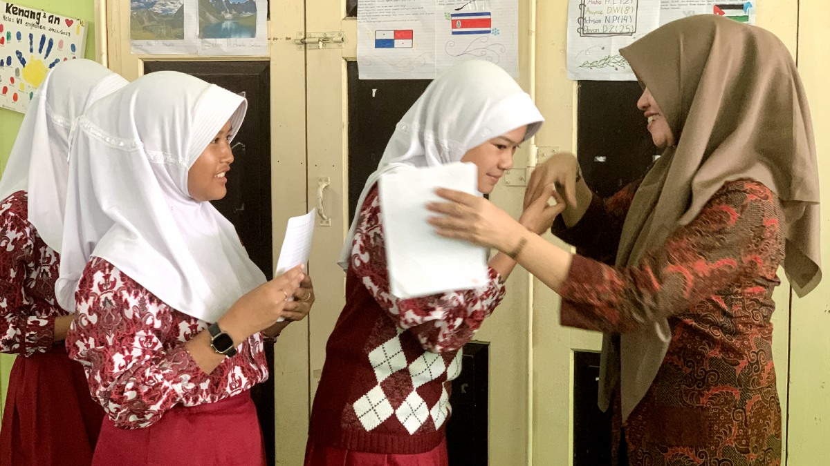 Bikin Haru, Siswa SD Kramat 1 Magelang Kirim Surat Cinta untuk Guru