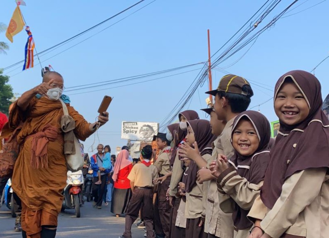 Tak Merasakan Kepanasan Selama Jalan Kaki di Pantura, Para Biksu Thailand Ungkap Alasannya 