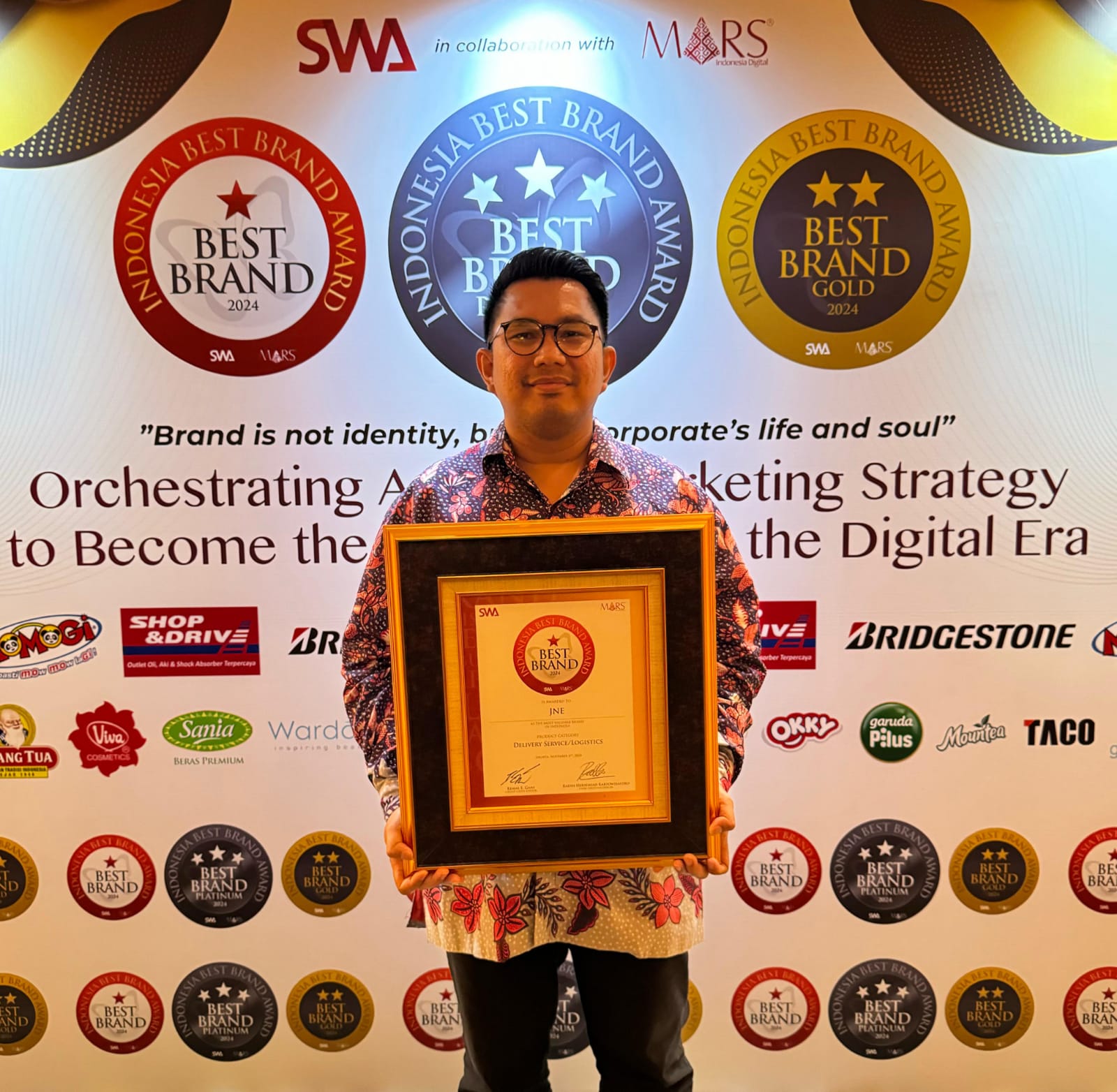 Menginjak Usia 34 Tahun, JNE Raih Indonesia Best Brand Award (IBBA) 2024 Kategori Jasa Pengiriman