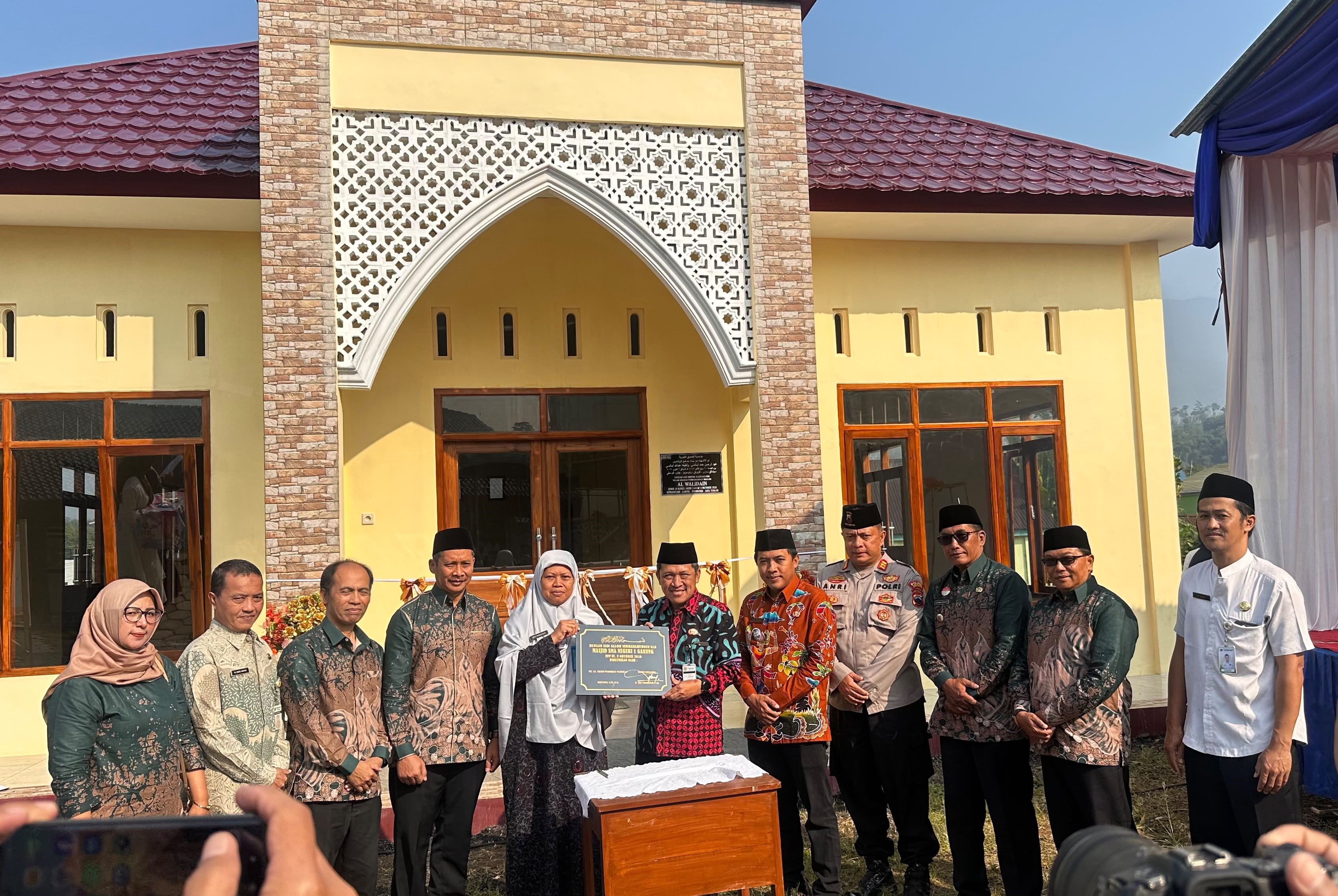Resmikan Masjid SMA N 1 Garung, Bupati Wonosobo Teken Prasasti Sarana Ibadah