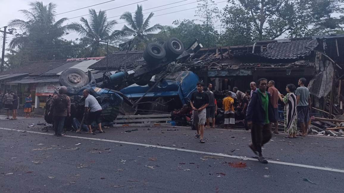 Truk Tangki Bermuatan Solar Terguling di Jalur Maut Kalijambe, Satu Orang Tewas dan Tiga Luka-Luka
