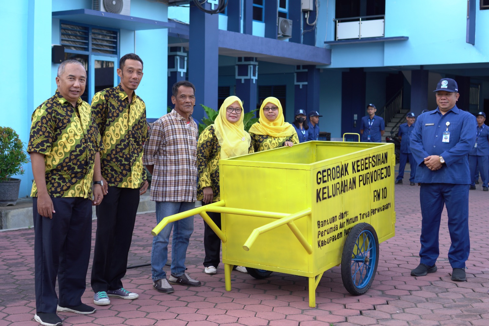 Kampung Suronegaran Dapat Gerobak Sampah dari PDAM Purworejo