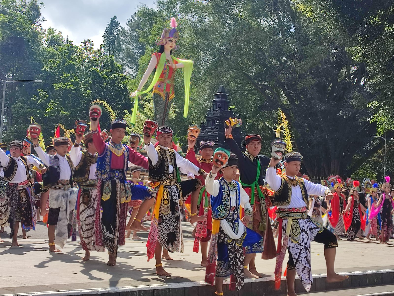 Puncak HUT ke-199 Wonosobo, Ada Boneka Lengger Raksasa Diarak