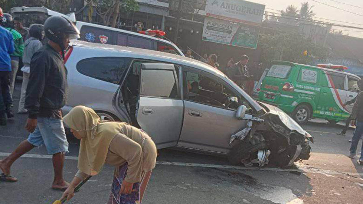 Kecelakaan di Mendut Magelang Honda Streaam vs Avanza Adu Banteng, 6 Motor Ringsek