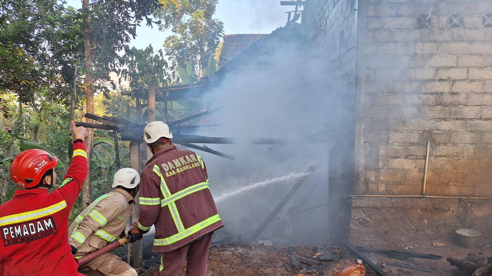 Gegara Anak-Anak Bermain Api, Rumah Produksi Sandal di Borobudur Ludes Terbakar