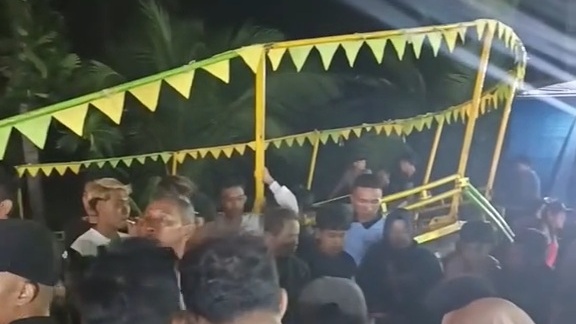 Sebuah Wahana di Pasar Malam Desa Kaliboto Ambruk, 10 Orang Terluka