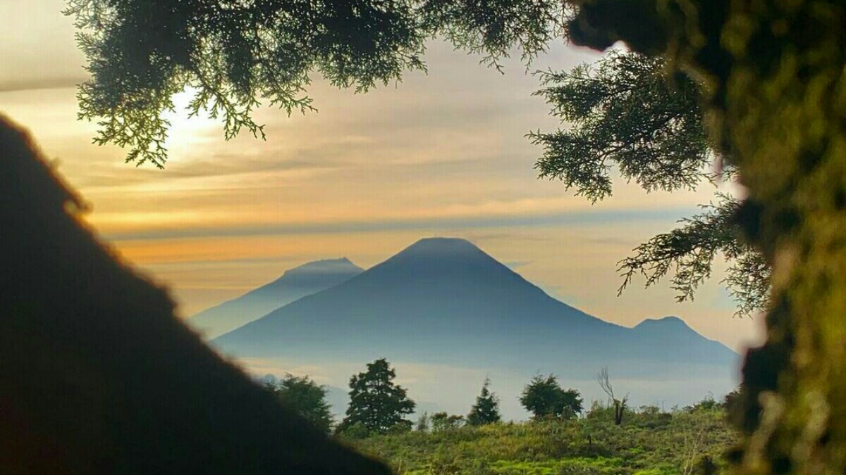 9 Daftar Gunung di Wonosobo Ini Salah Satunya Bisa Trekking 10 Menit!