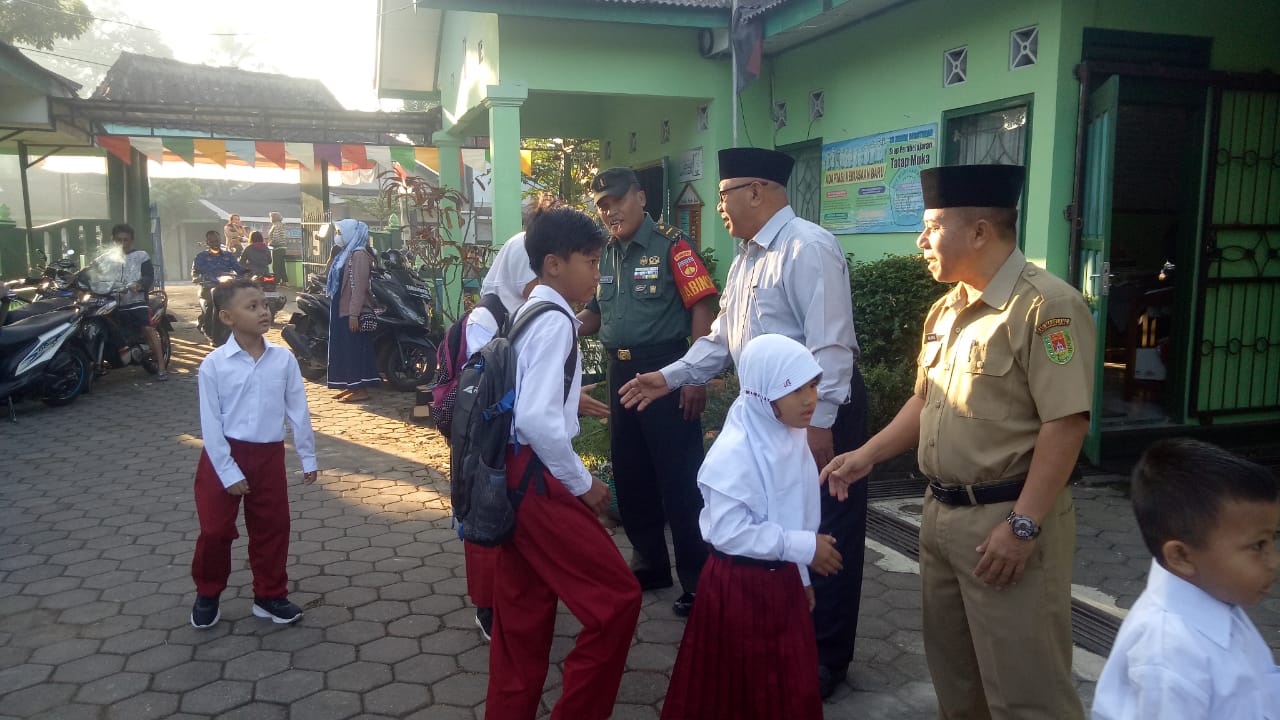 Pembina Upacara Hari Pertama Masuk Sekolah di SDN Soroyudan, Bukan Kepala Sekolah, Tapi Pak Kades