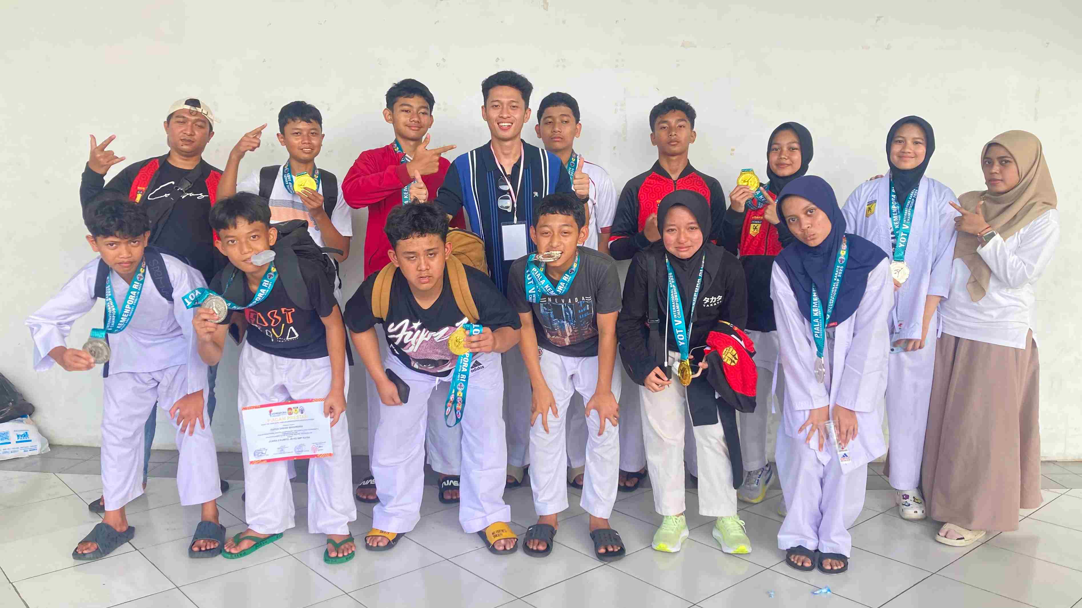 Siswa SMP Mutual Kota Magelang Borong 13 Medali di YOT Karate 2025
