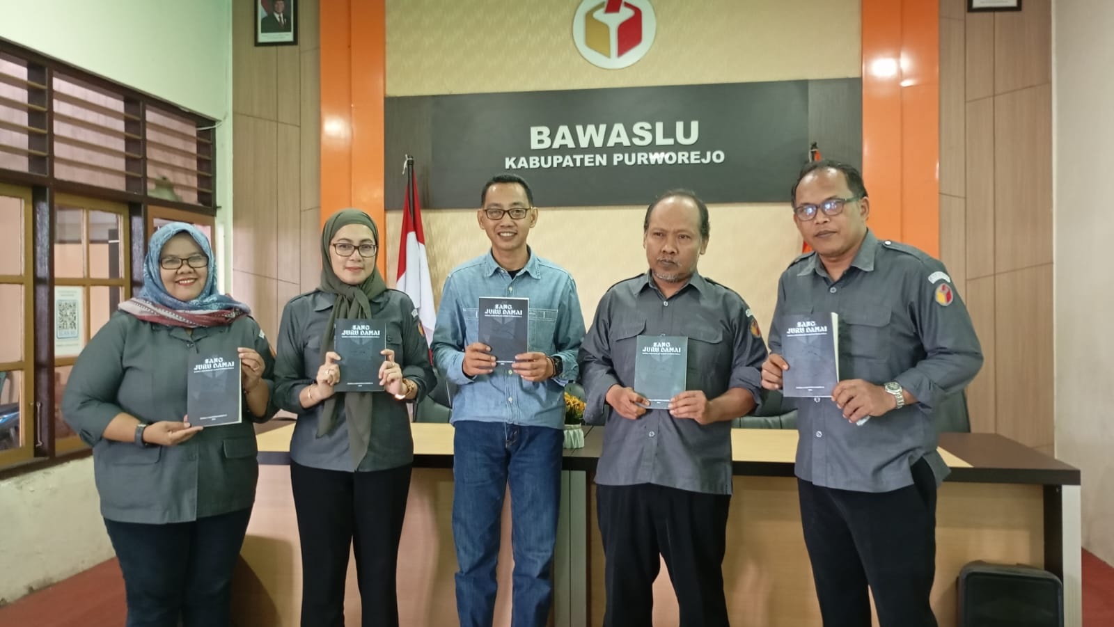 Buku 'Sang Juru Damai' Lengkapi Literasi Kepemiluan Bawaslu Purworejo