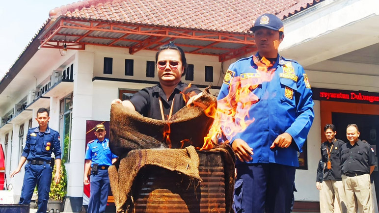 Pegawai KPU Temanggung Jalani Simulasi Pemadaman Kebakaran 