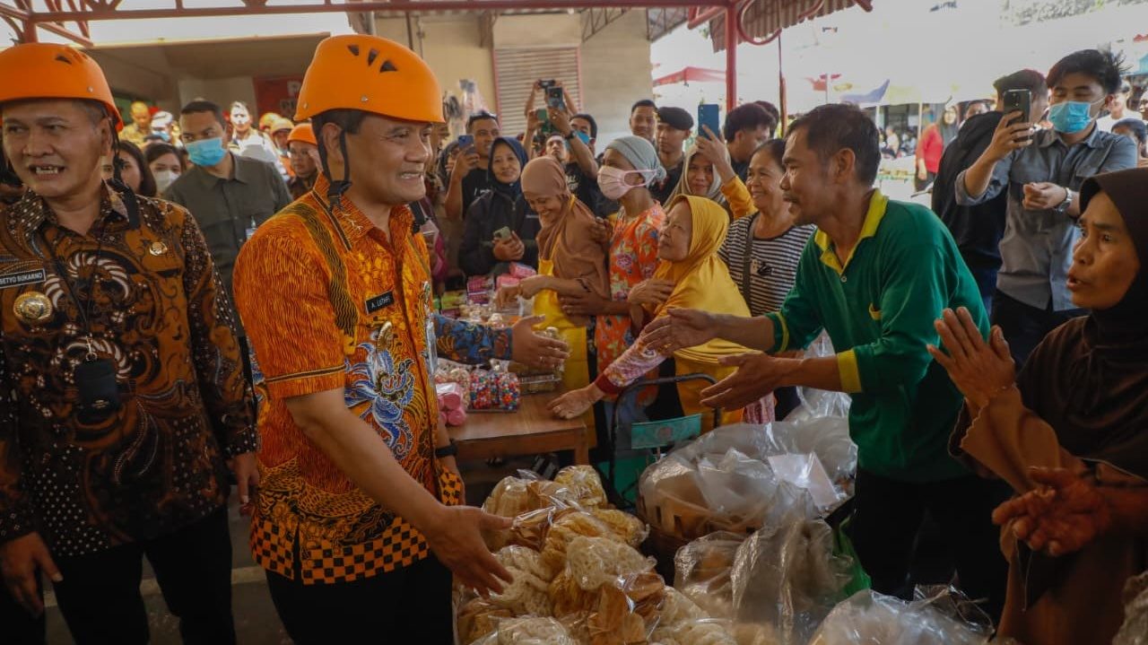 Dorong Pemulihan Pasar Kota Wonogiri, Gubernur Ahmad Luthfi Salurkan Rp1 Miliar untuk Bangun Sarpras Darurat