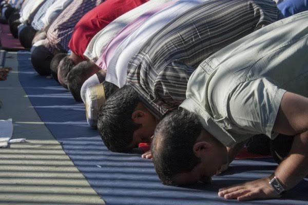Hukum Shalat Berjamaah : Laki-laki yang Tidak Shalat Berjamaah di Masjid Berdosa!