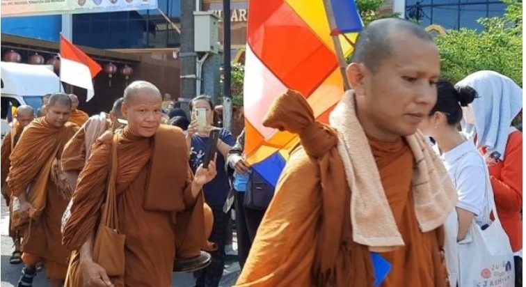 Para Biksu Yang Jalani Tradisi Thudong Diprediksi Akan Sampai Pamanukan Hari Ini 