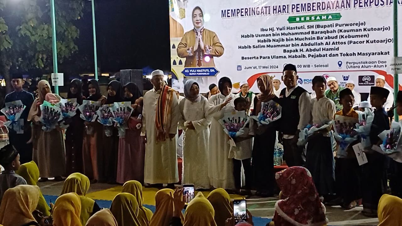 Ribuan Warga Bersholawat di Kawasan Gedung Perpusda Purworejo