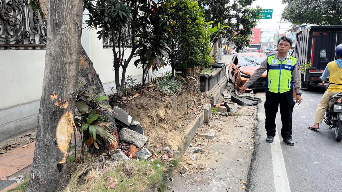 Diduga Mengantuk, Pengemudi Toyota Agya Tabrak Pembatas Jalan di Muntilan Magelang