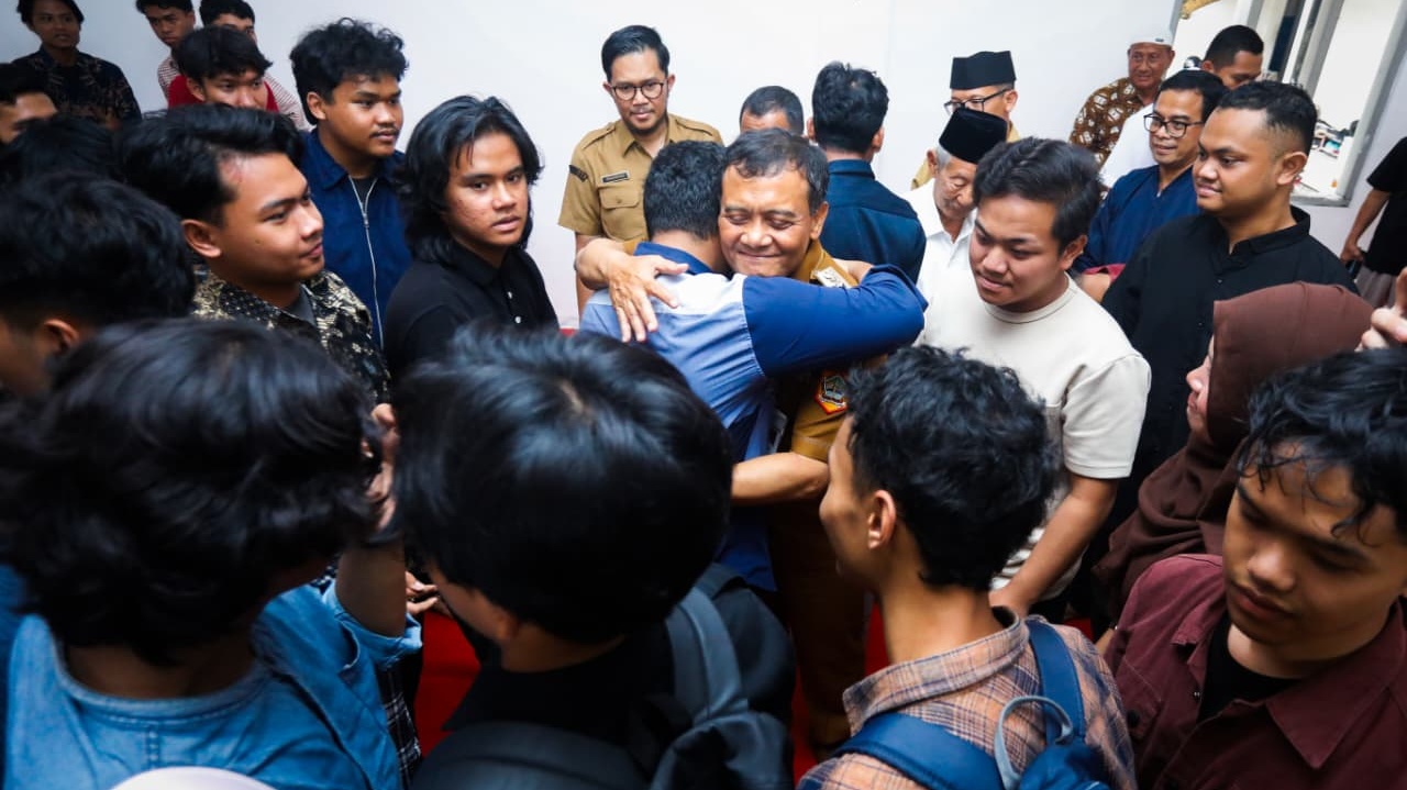 Ahmad Luthfi Salurkan Bantuan untuk Mahasiswa Asal Sumatera yang Terdampak Bencana