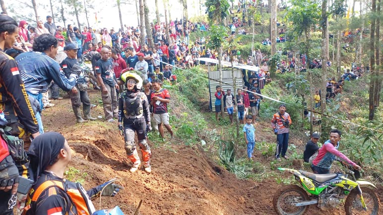 Baksos, Ribuan Pecinta Trabas Jelajahi Bukit Desa Ngadirejo Purworejo