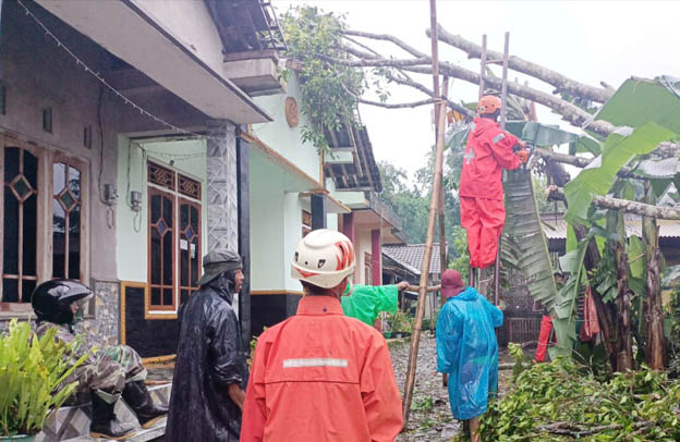 Diterpa Angin Kencang, 13 Rumah di Pucungroto Rusak Ringan