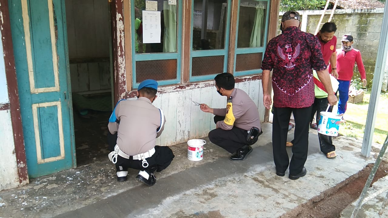 Program Peduli Polsek Kaliwiro, Bantu Renovasi Rumah Warga