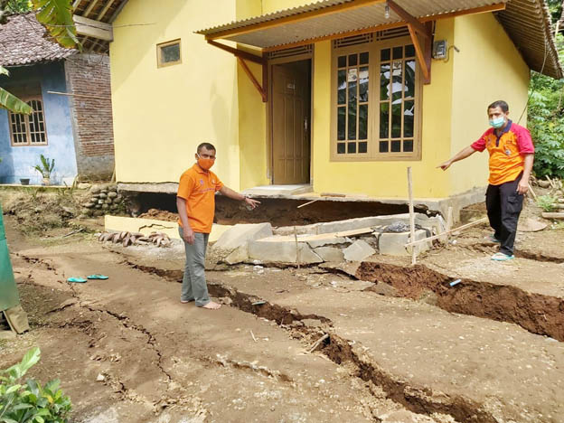 Belasan Rumah Rusak Parah Akibat Tanah Bergerak