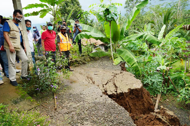 Tanah Bergerak di Tiga Desa, Puluhan Warga Diungsikan