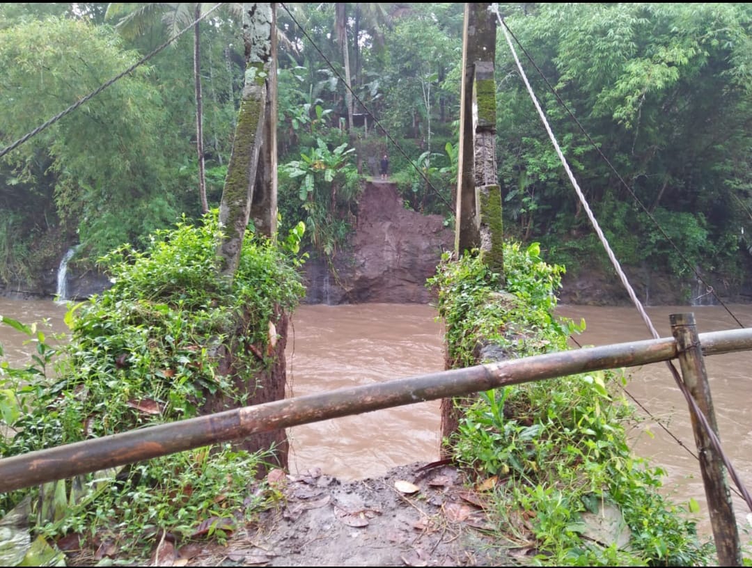 Jembatan Penghubung Bumirejo-Paremono Putus, Warga harus Memutar 5 Km