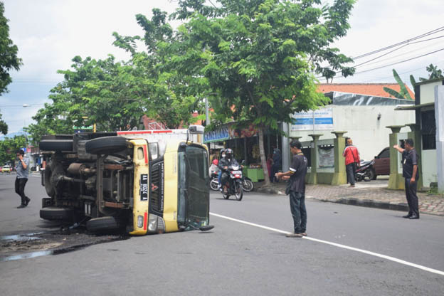 Mobil Boks Terguling, Sopir dan Kernet Terluka