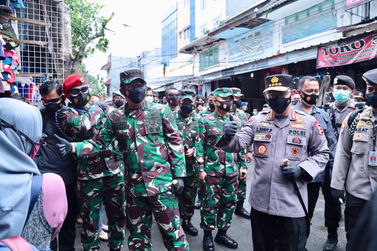 Pantau Prokes, Panglima TNI dan Kapolri Bagikan Masker di Pasar Tanah Abang