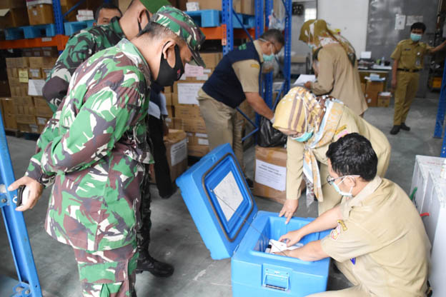 Distribusi Vaksin Dikawal Ketat TNI dan Polri