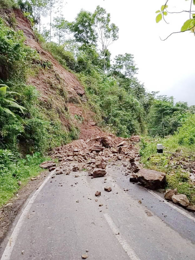 Sempat Tertutup Material Longsor, Jalan Bruno-Kepil  Kembali Normal