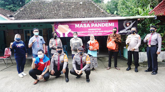 Smartfren Berikan Bantuan Sembako untuk Dusun Wisata Mangiran