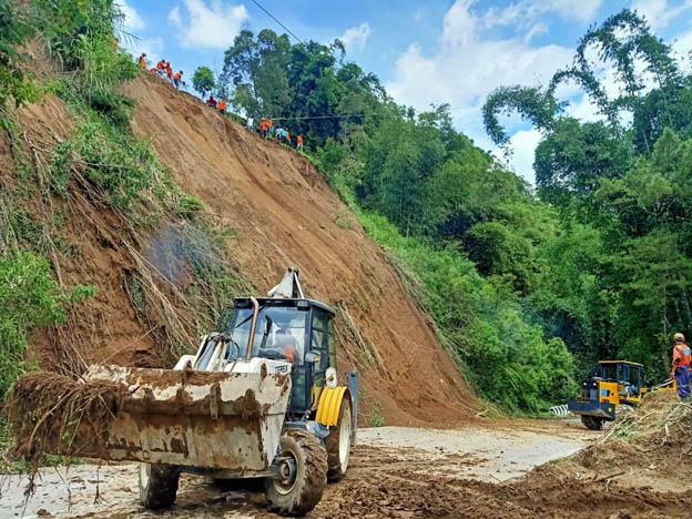 Bekas Tebing di Jalan Ketep-Selo yang Longsor Dilandaikan