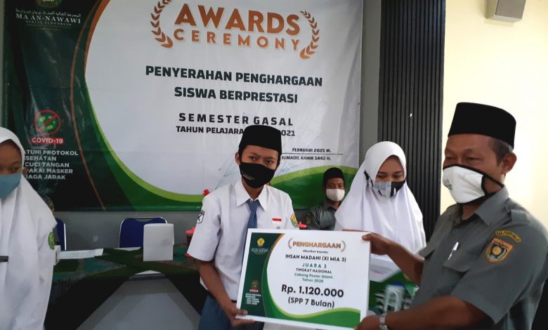 Belasan Siswa MA An-Nawawi Terima Beasiswa, Raih Prestasi Nasional hingga Internasional