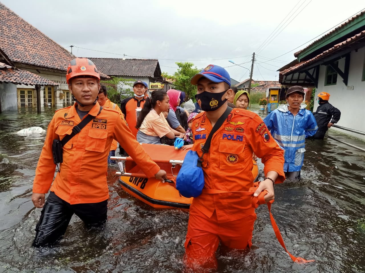 Ditpolairud Polda Jateng Evakuasi Korban Banjir di Kota Semarang