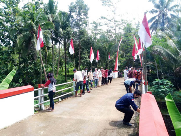 Pasang Puluhan Bendera di Jembatan, Pemuda Kedungpoh Kecam Pembakaran Merah Putih di Malaysia