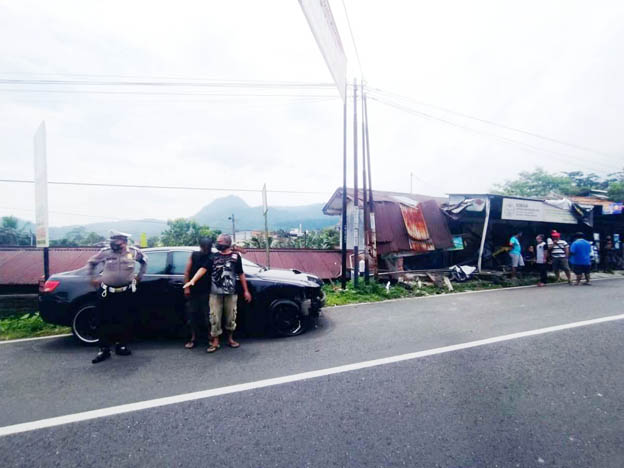 Oleng, Dua Mobil Tabrakan, Tiga Warung Rusak