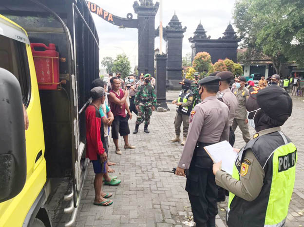 Petugas Gabungan Gelar Operasi Prokes di Perbatasan Jateng-DIY, 24 Orang Terjaring