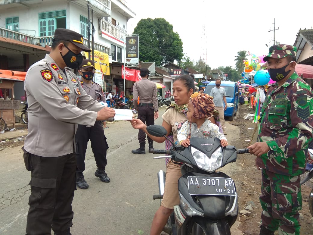 Polsek Kajoran Turut Serta Bagikan Masker