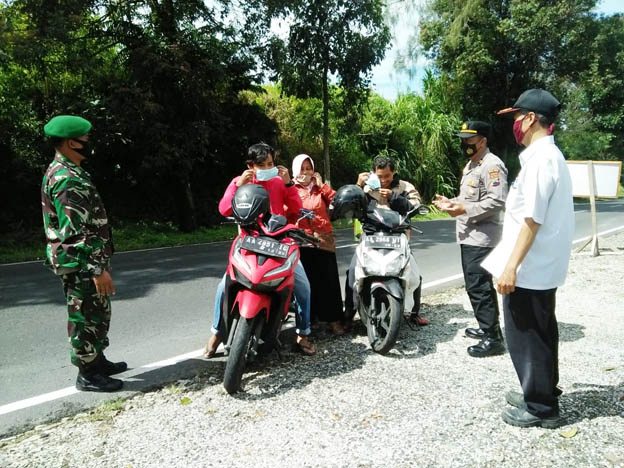 Putus Penularan Covid-19, Polsek Dukun Turut Bagikan Masker