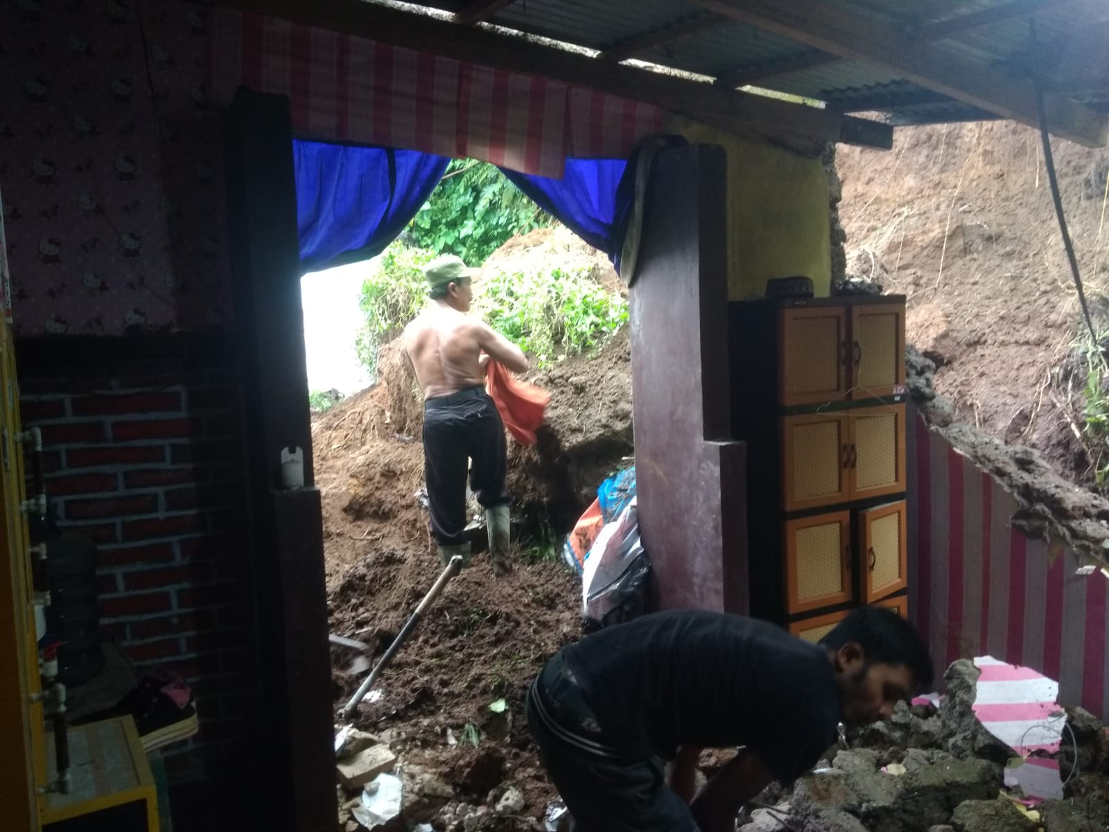 Dinding Rumah Milik Warga Sudungdewo Wonosobo Jebol Diterjang Longsor