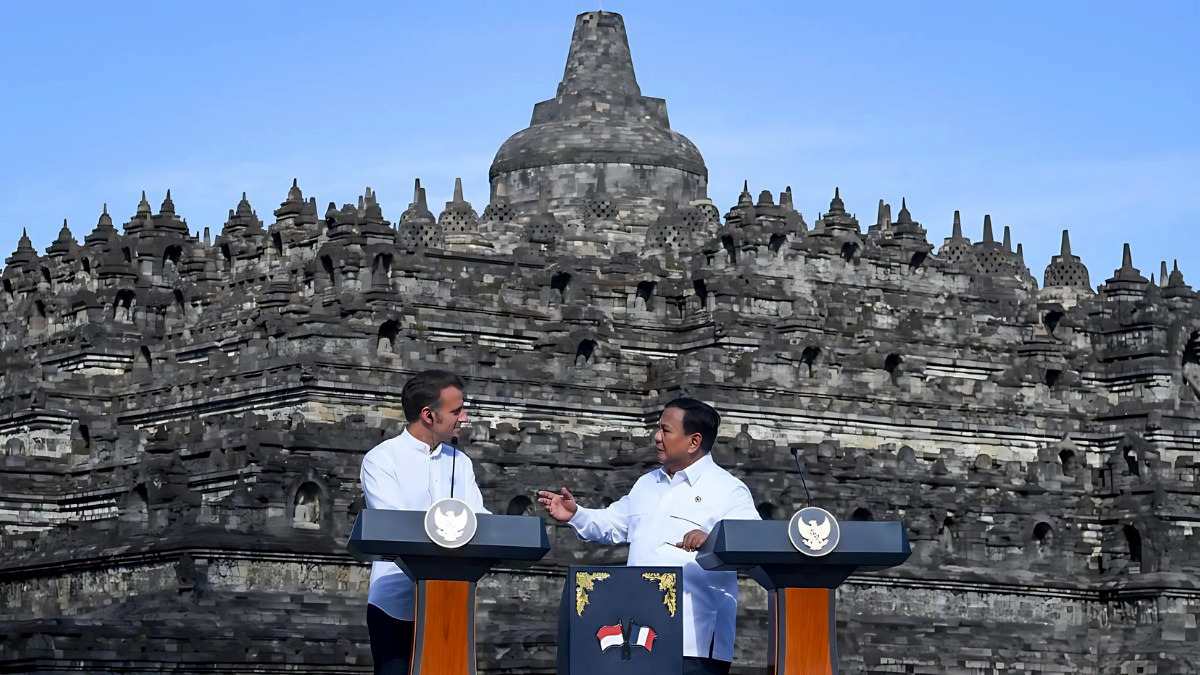 Percobaan Presiden Macron Sentuh Tangan Patung Buddha di Candi Borobudur Magelang