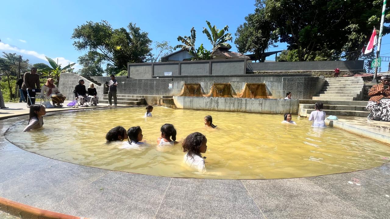10 Anak Rambut Gimbal Jalani Jamasan di Kalianget