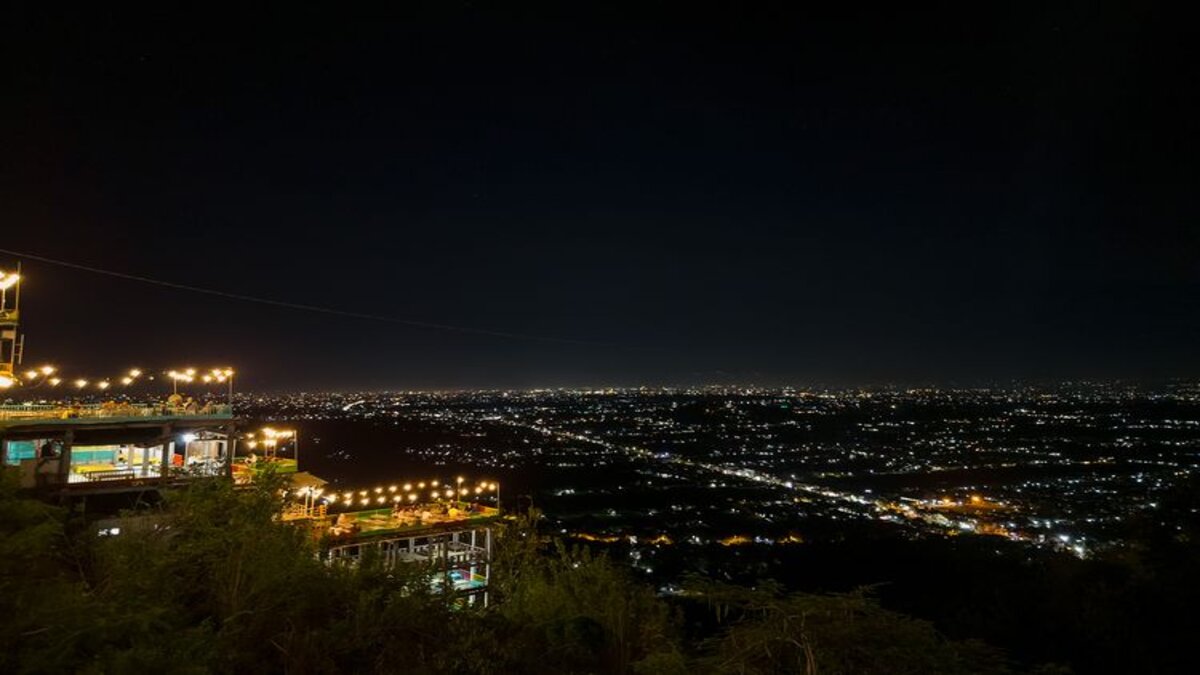 Dari Bukit Bintang Bisa Lihat Pemandangan 360 Derajat Kota Jogja